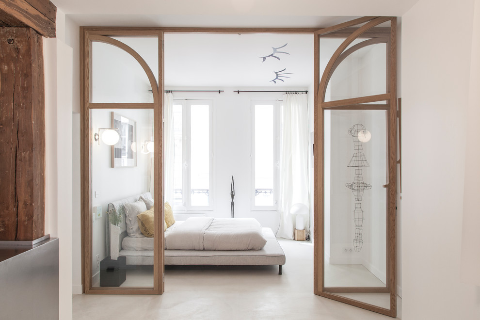 Modernes Schlafzimmer mit weißer Wandfarbe und grauem Boden in Paris