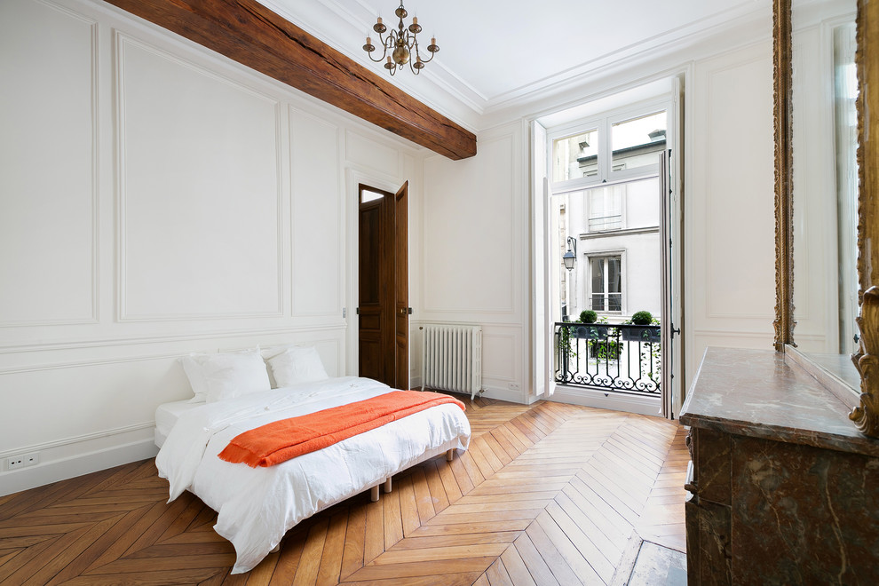 На фото: огромная хозяйская спальня в классическом стиле с белыми стенами и паркетным полом среднего тона