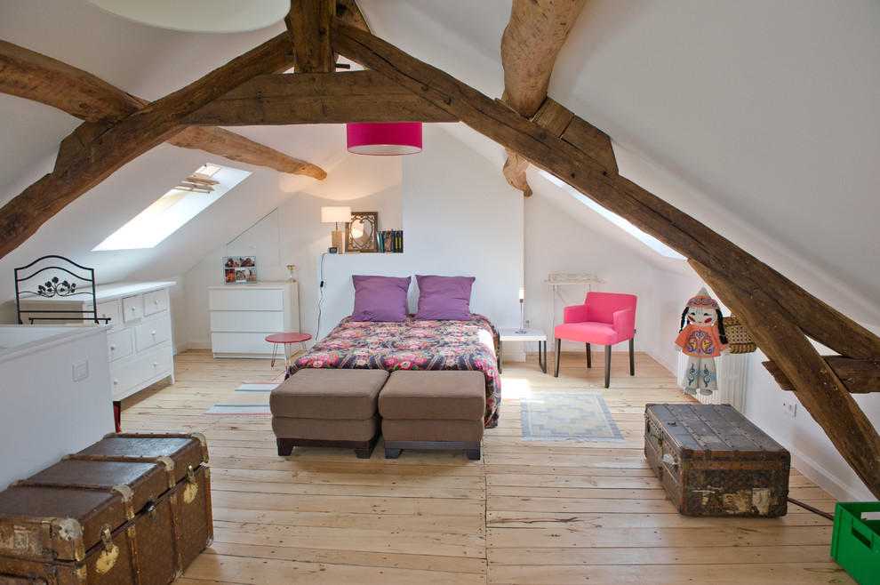 Nordisches Schlafzimmer im Dachboden mit weißer Wandfarbe und hellem Holzboden in Paris