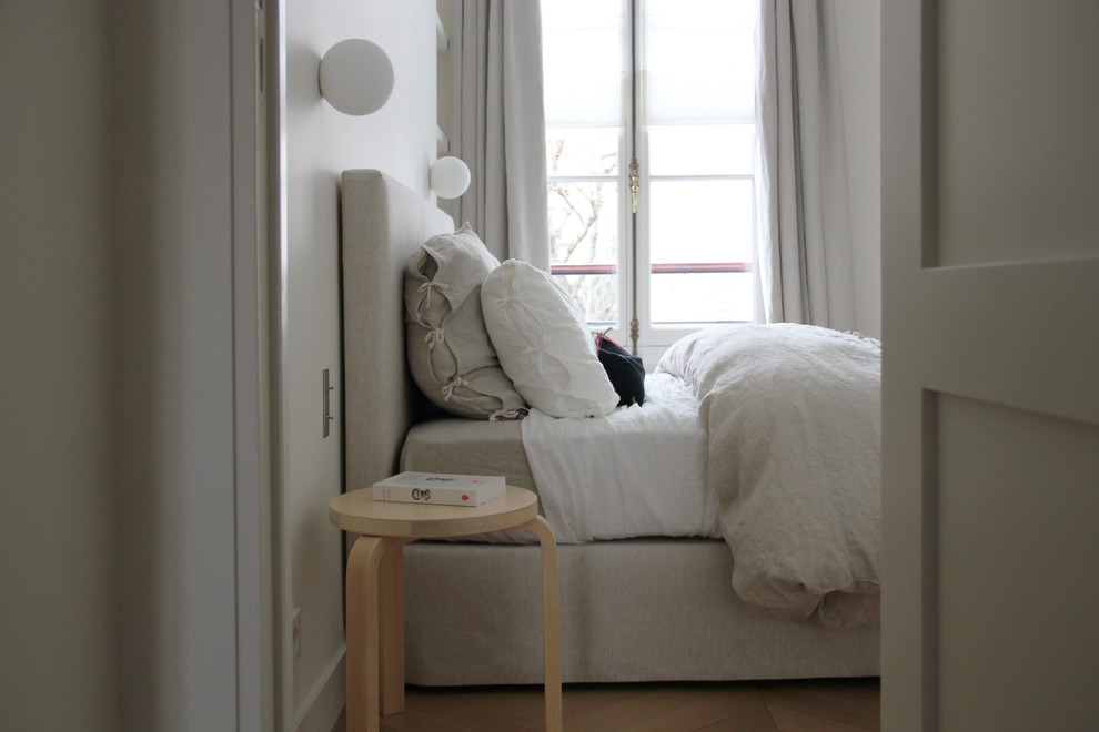 Bedroom - scandinavian bedroom idea in Paris