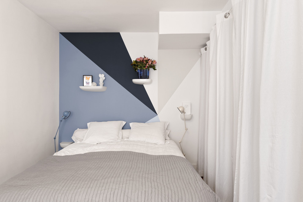 Modern inredning av ett litet sovrum, med vita väggar