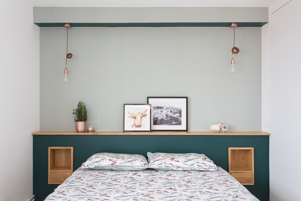 Diseño de dormitorio principal contemporáneo de tamaño medio con paredes verdes, suelo de madera clara y suelo beige
