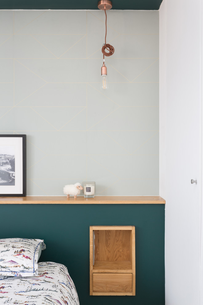 Idée de décoration pour une chambre parentale design de taille moyenne avec un mur vert, parquet clair et un sol beige.