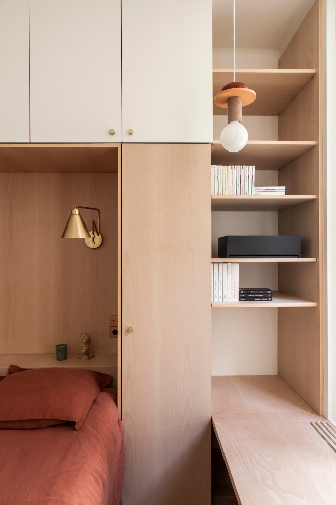 Exempel på ett mellanstort minimalistiskt huvudsovrum, med vita väggar, ljust trägolv och beiget golv