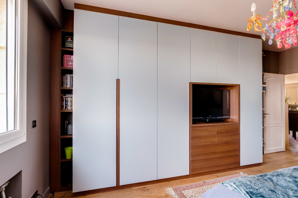 Свежая идея для дизайна: хозяйская спальня среднего размера в современном стиле с серыми стенами, темным паркетным полом и коричневым полом без камина - отличное фото интерьера