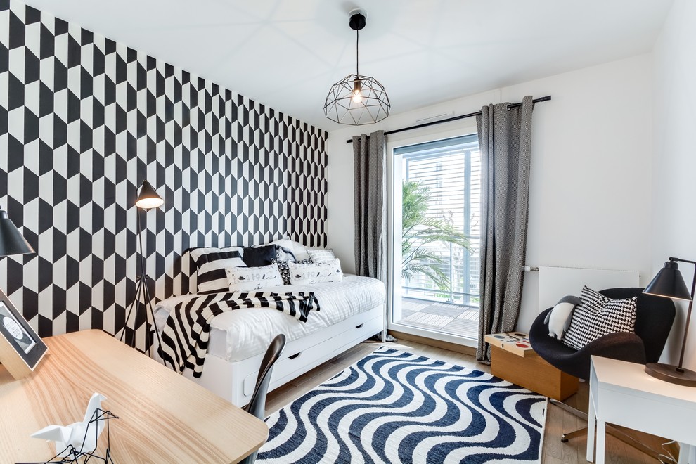 パリにあるコンテンポラリースタイルのおしゃれな客用寝室 (白い壁、淡色無垢フローリング、照明) のインテリア