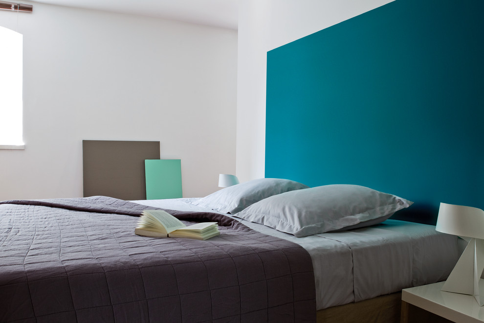 Foto de dormitorio actual con paredes azules
