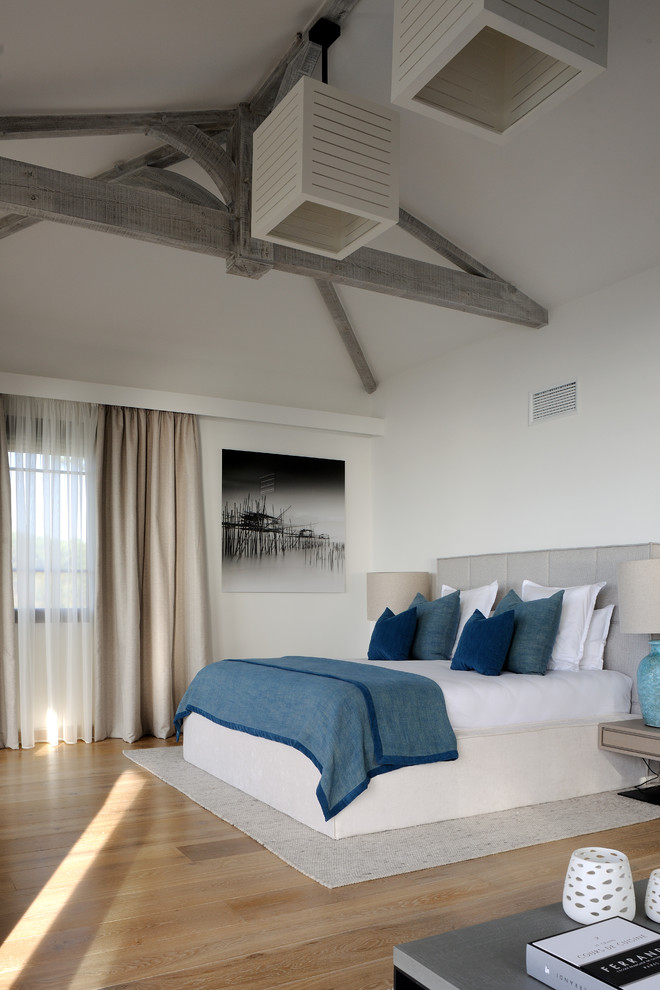 ボルドーにある広いコンテンポラリースタイルのおしゃれな主寝室 (白い壁、リノリウムの床、暖炉なし、茶色い床)