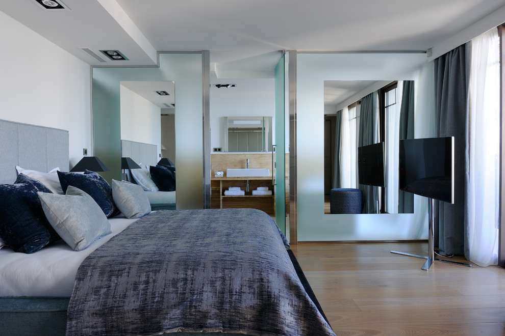 Ejemplo de dormitorio principal contemporáneo grande sin chimenea con paredes blancas, suelo de linóleo y suelo marrón