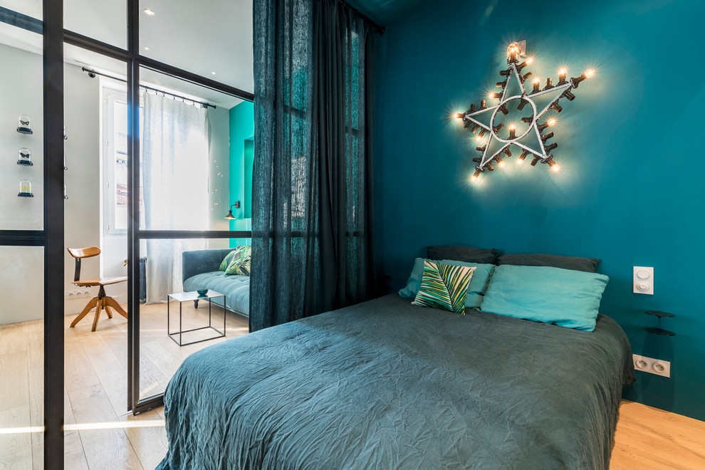 Bedroom - contemporary bedroom idea in Marseille
