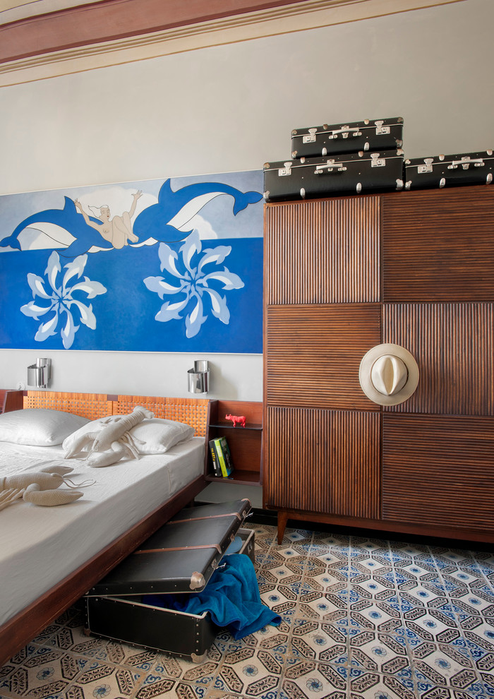 Идея дизайна: хозяйская спальня в средиземноморском стиле с серыми стенами и полом из керамической плитки