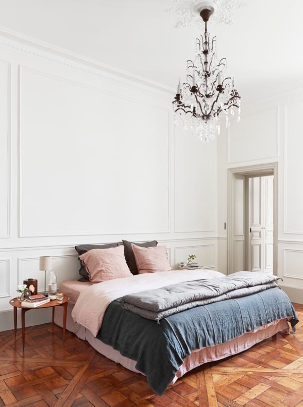 Example of a classic bedroom design in Paris