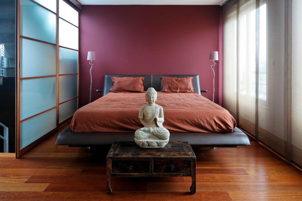 Modelo de dormitorio principal de estilo zen de tamaño medio con paredes púrpuras y suelo de madera en tonos medios