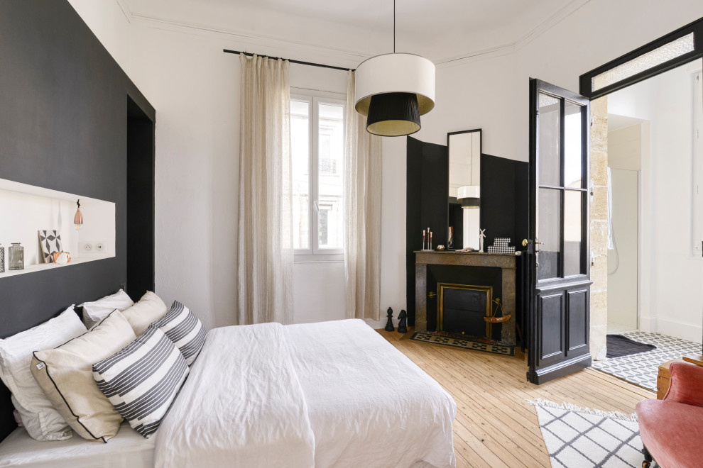 Стильный дизайн: хозяйская спальня среднего размера в современном стиле с белыми стенами, светлым паркетным полом, стандартным камином и бежевым полом - последний тренд