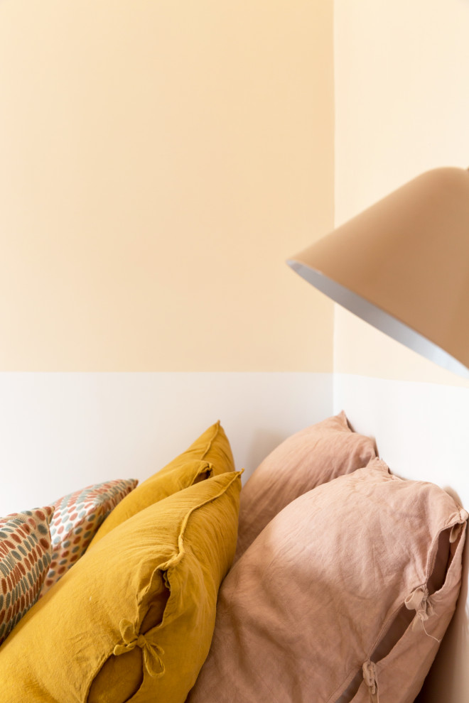 Kleines Shabby-Chic Schlafzimmer ohne Kamin, im Loft-Style mit beiger Wandfarbe, braunem Holzboden und braunem Boden in Paris