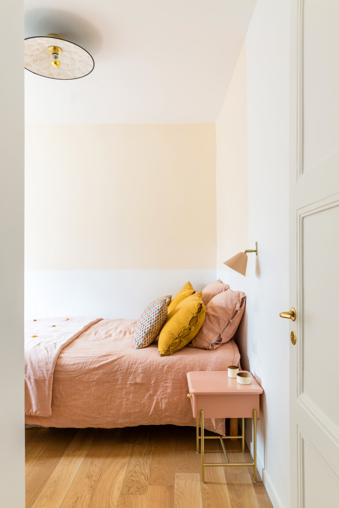 Kleines Shabby-Style Hauptschlafzimmer ohne Kamin mit beiger Wandfarbe, braunem Holzboden und braunem Boden in Paris