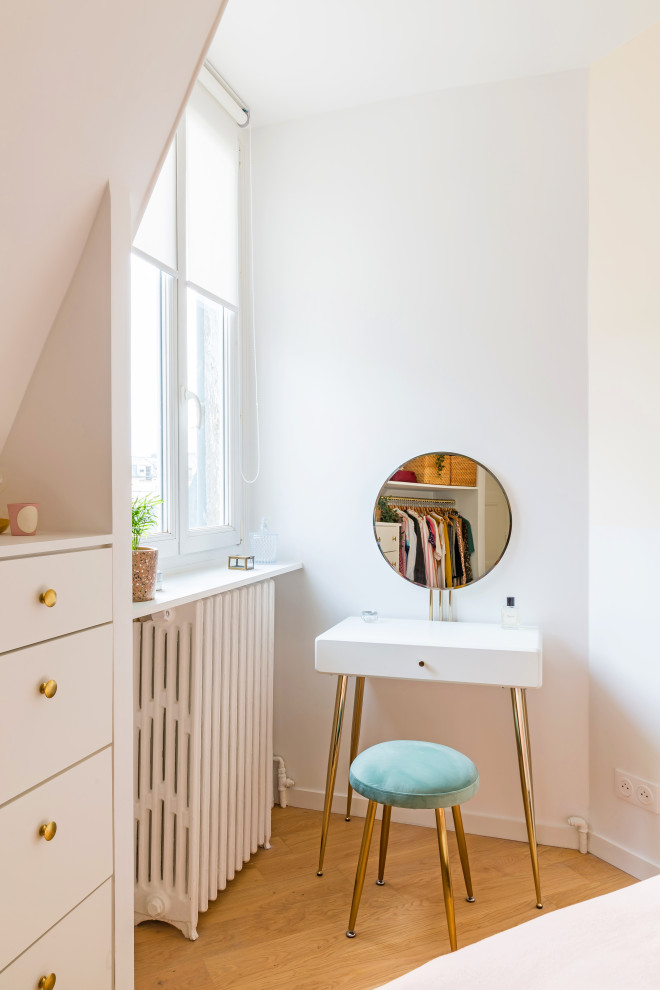 Aménagement d'une petite chambre parentale romantique avec un mur blanc, un sol en bois brun, un sol marron et aucune cheminée.
