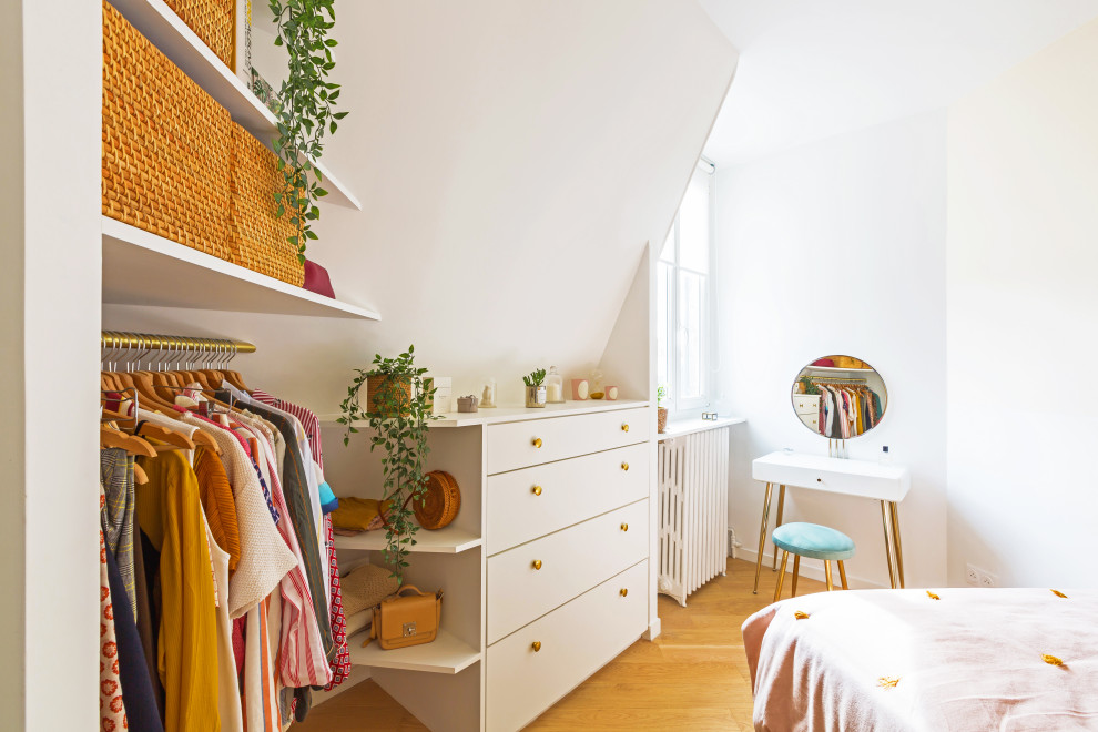 Kleines Shabby-Chic Hauptschlafzimmer mit weißer Wandfarbe, hellem Holzboden und braunem Boden in Paris