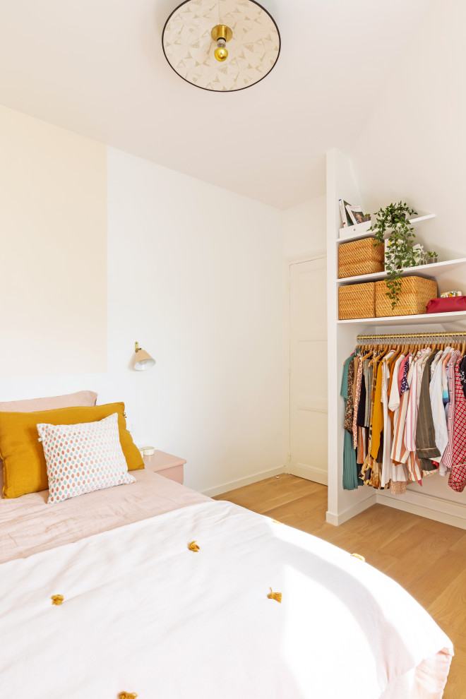 Kleines Shabby-Style Hauptschlafzimmer mit hellem Holzboden und braunem Boden in Paris