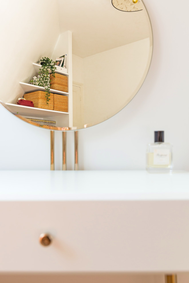 Kleines Shabby-Look Schlafzimmer mit weißer Wandfarbe, braunem Holzboden und braunem Boden in Paris