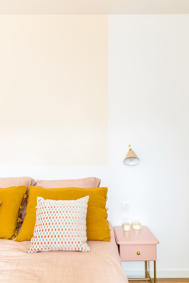 Idéer för små shabby chic-inspirerade sovrum, med beige väggar, mellanmörkt trägolv och brunt golv