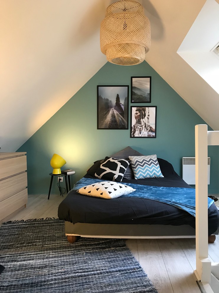 Esempio di un'In mansarda camera da letto design con pareti verdi, parquet chiaro e pavimento grigio