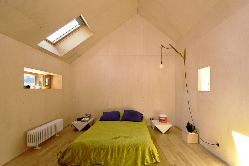 Inspiration för moderna sovrum, med beige väggar, mellanmörkt trägolv och brunt golv