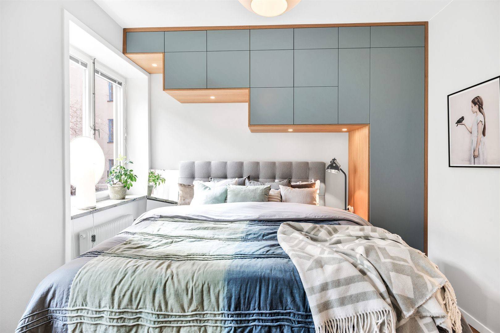Полки в дизайне спальни – их разновидности и особенности