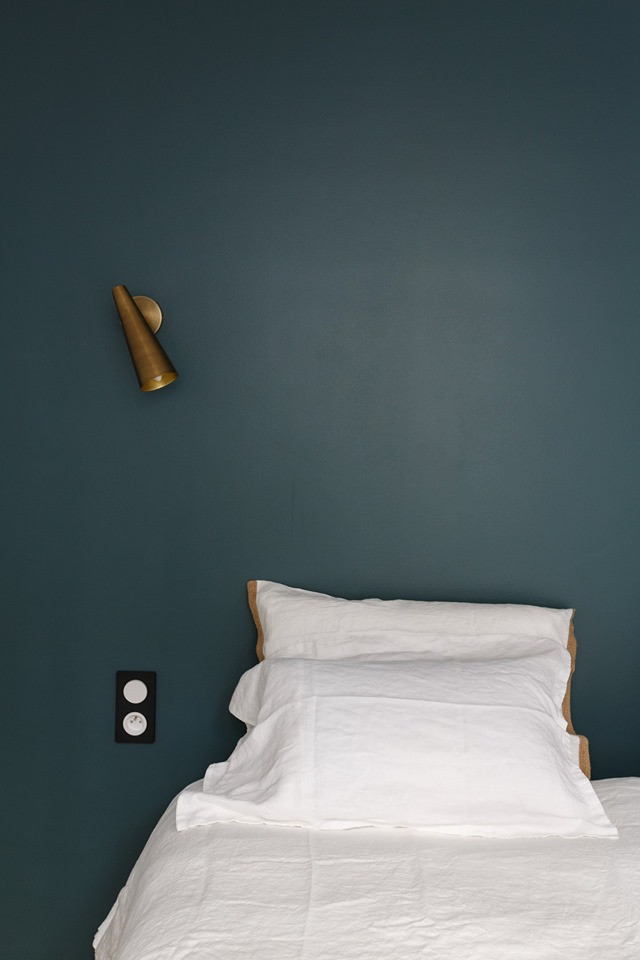 На фото: хозяйская спальня среднего размера в скандинавском стиле с зелеными стенами, светлым паркетным полом и бежевым полом