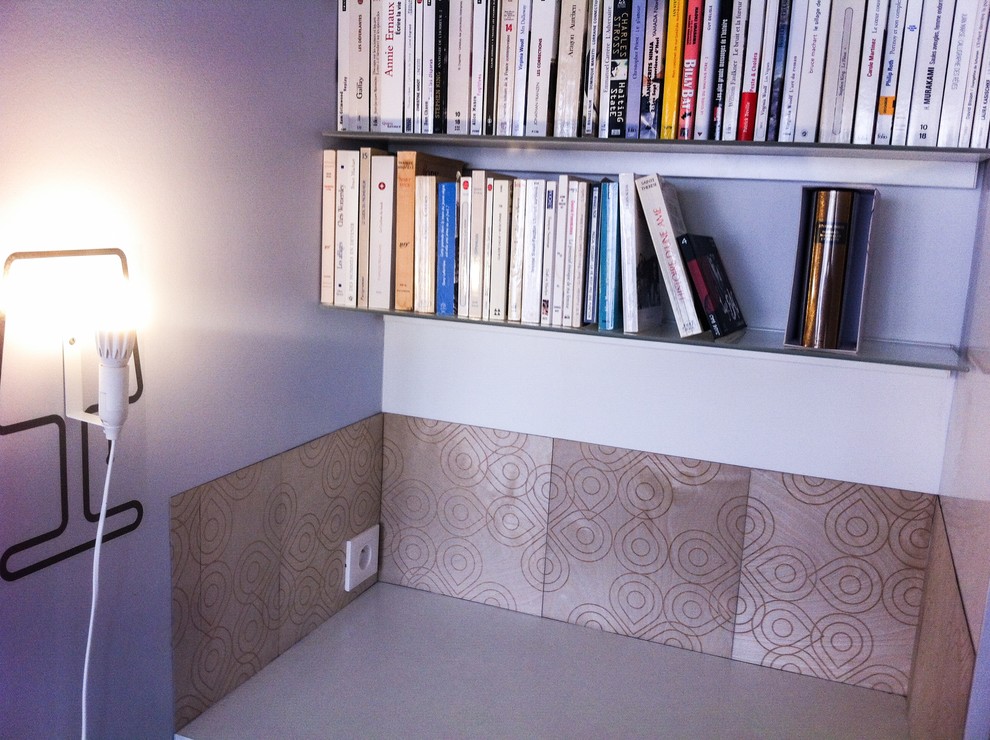 他の地域にある小さなコンテンポラリースタイルのおしゃれな寝室 (白い壁) のレイアウト