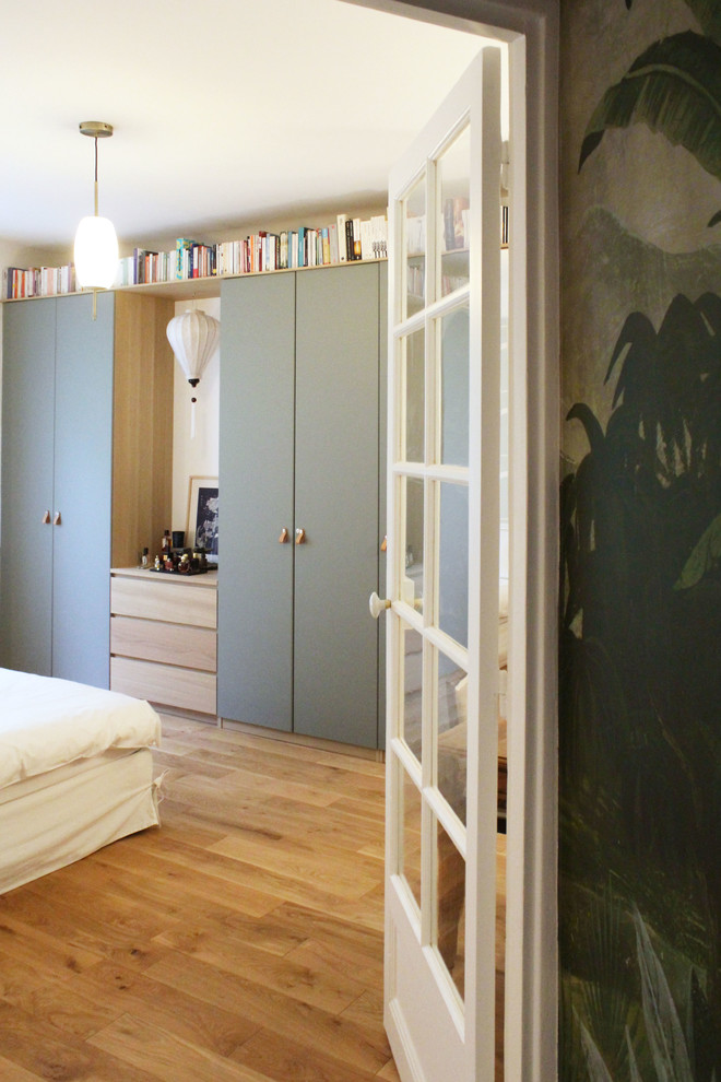 Идея дизайна: большая хозяйская спальня в современном стиле с белыми стенами и светлым паркетным полом