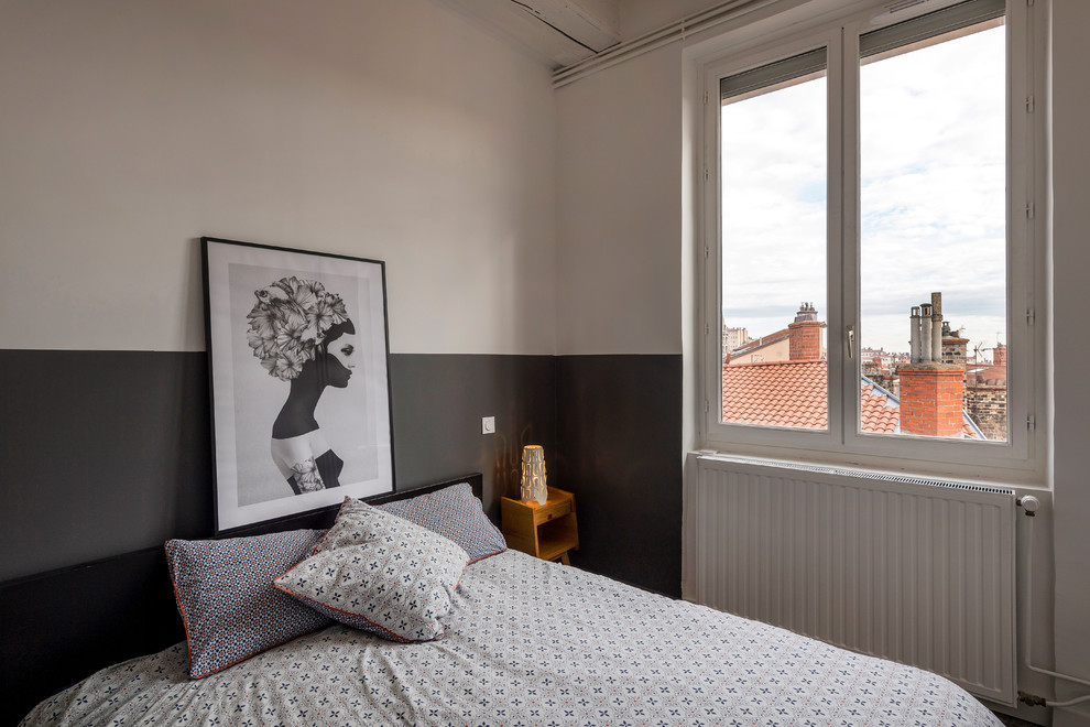 На фото: хозяйская спальня в современном стиле с серыми стенами и полом из терракотовой плитки с
