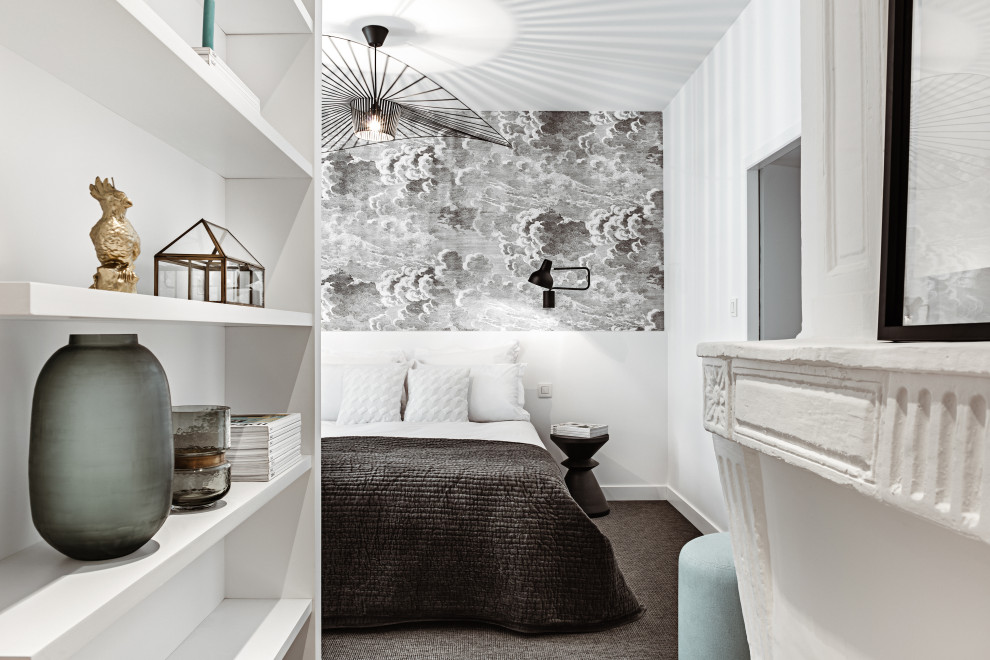 Bild på ett nordiskt sovrum, med vita väggar, heltäckningsmatta och grått golv