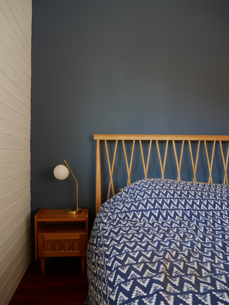 Inspiration for a retro master bedroom in Bordeaux with blue walls, dark hardwood flooring and brown floors.