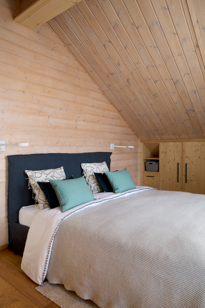 Esempio di una camera degli ospiti stile rurale con pavimento in legno massello medio, pareti marroni e nessun camino