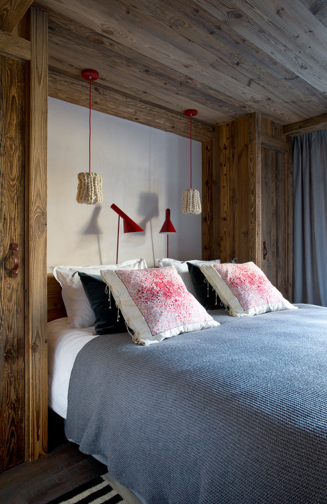 リヨンにあるラスティックスタイルのおしゃれな客用寝室 (白い壁、無垢フローリング、暖炉なし) のインテリア