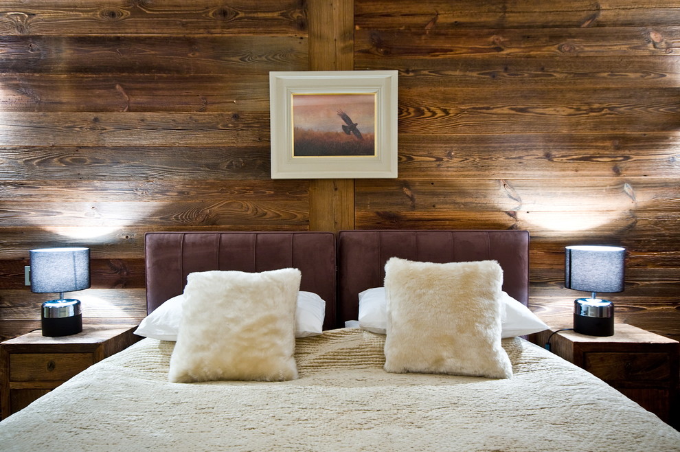Пример оригинального дизайна: хозяйская спальня среднего размера в современном стиле с коричневыми стенами