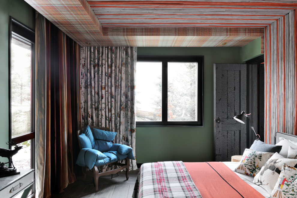 Modelo de habitación de invitados bohemia con paredes verdes, suelo de madera en tonos medios y suelo gris