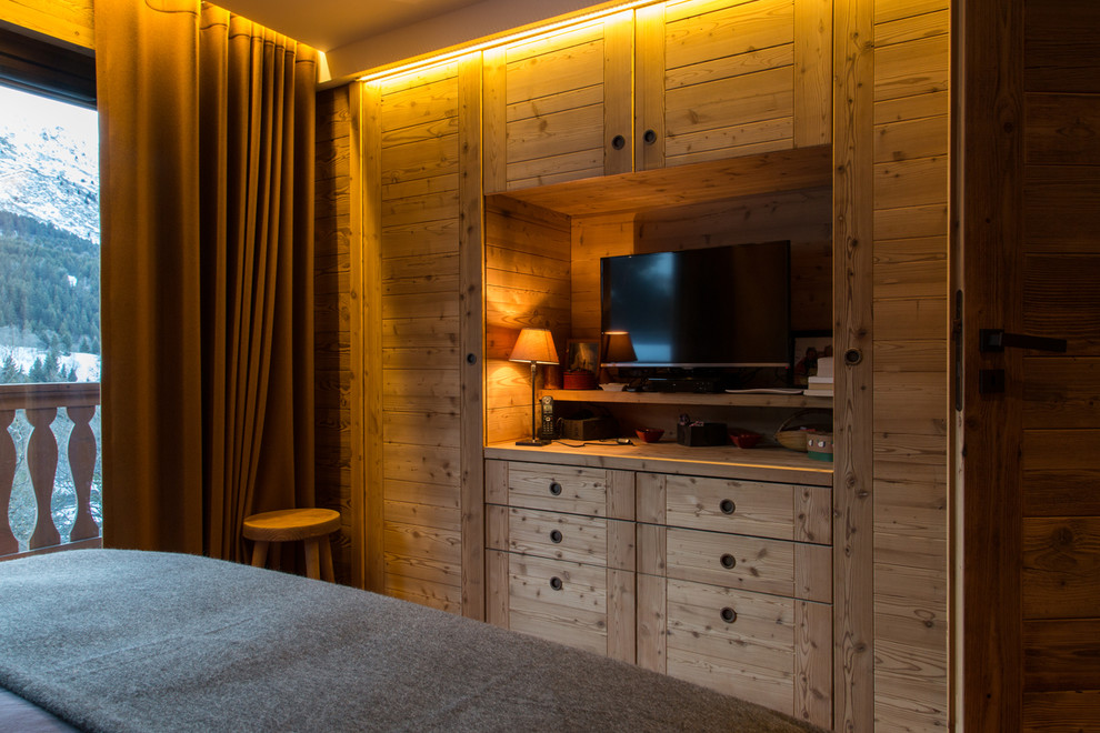Design ideas for a rustic bedroom in Paris.