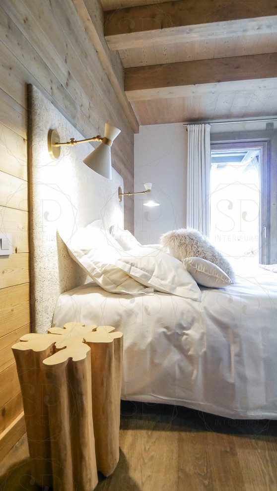 Idée de décoration pour une grande chambre parentale chalet avec un mur beige, parquet clair et un sol beige.
