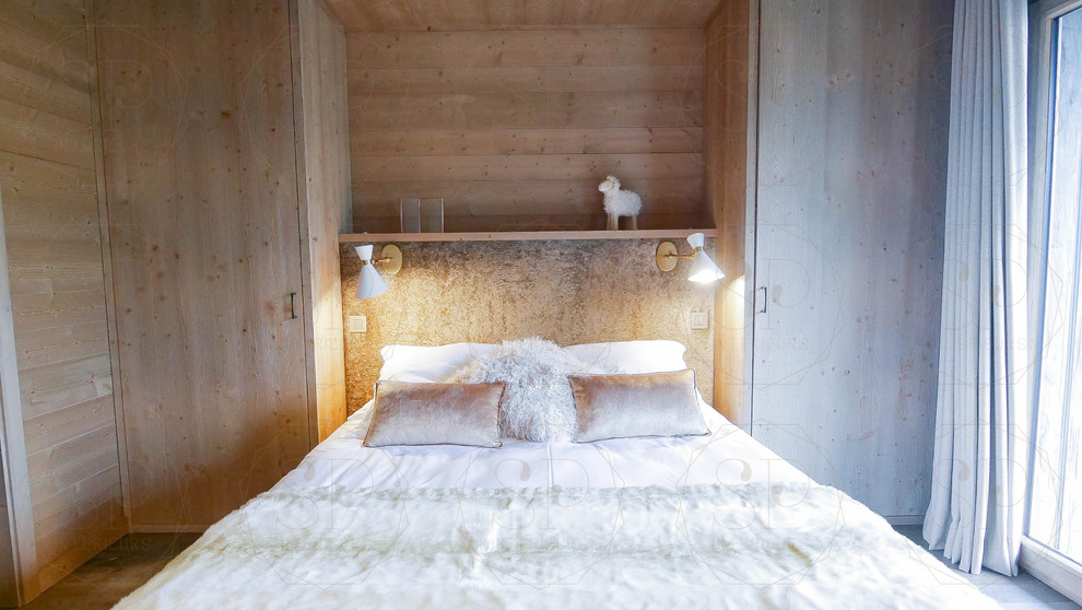 Imagen de dormitorio principal rural de tamaño medio con paredes beige, suelo de madera clara y suelo beige