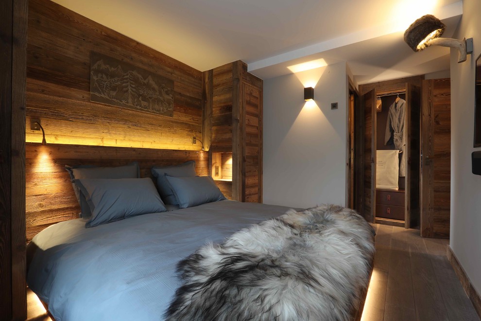 Imagen de dormitorio rural con suelo de madera clara