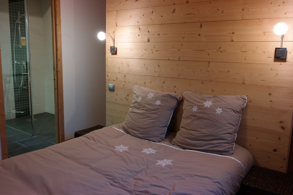 Mittelgroßes Rustikales Hauptschlafzimmer mit weißer Wandfarbe in Grenoble