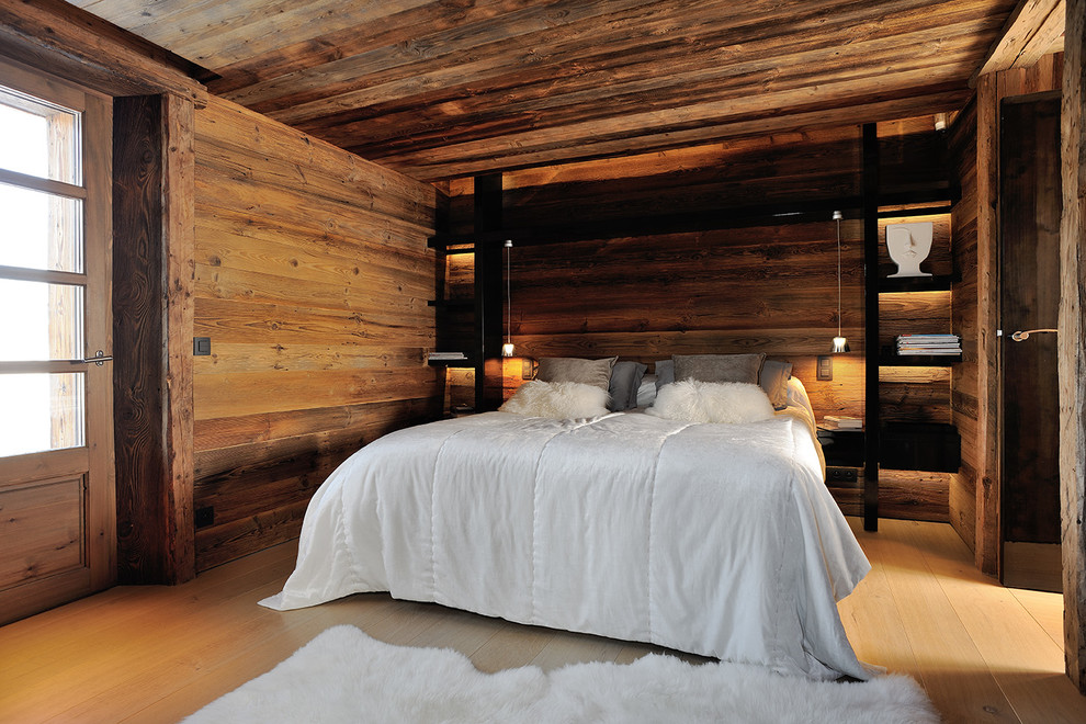 リヨンにある中くらいなラスティックスタイルのおしゃれな主寝室 (茶色い壁、淡色無垢フローリング、暖炉なし) のレイアウト