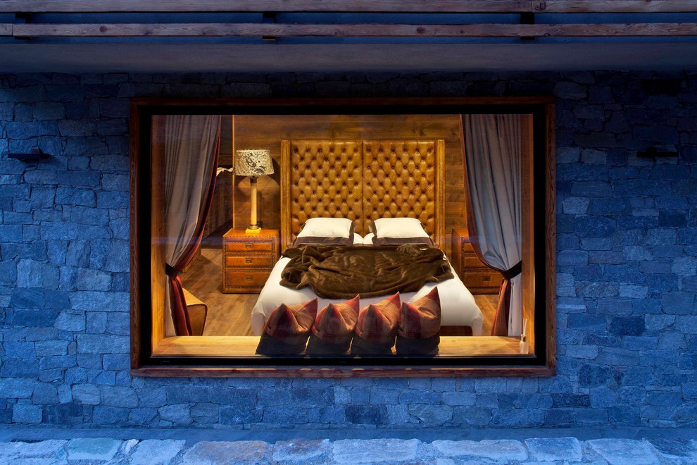 Ejemplo de habitación de invitados rural grande con suelo de madera en tonos medios