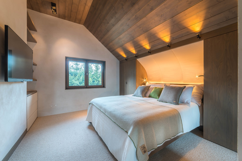 This is an example of a rustic bedroom in Grenoble.
