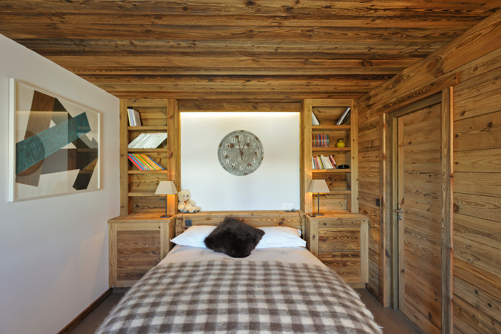 Photo of a rustic bedroom in Lyon with white walls.