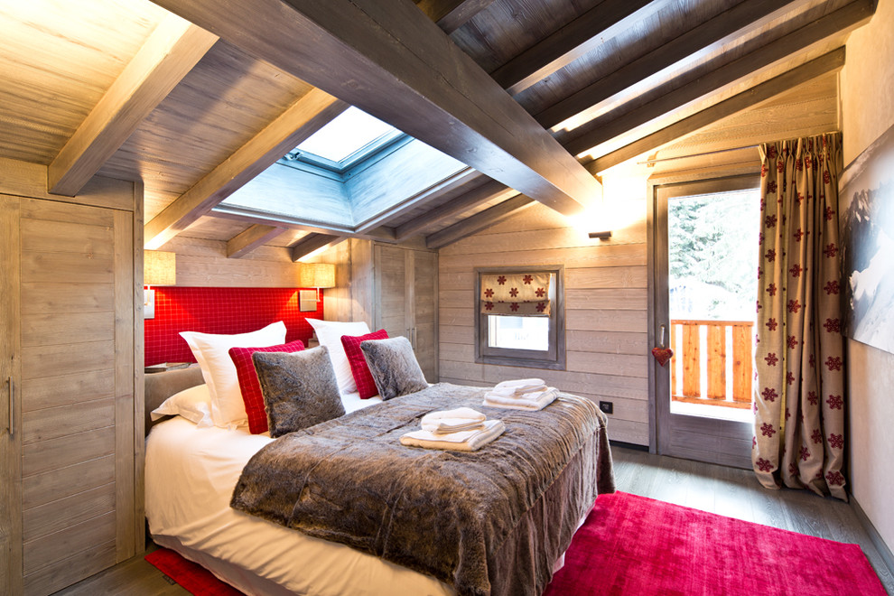 Ispirazione per una camera da letto stile rurale di medie dimensioni con parquet scuro e pareti marroni
