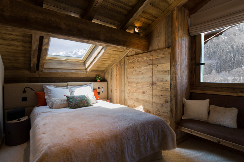 Inspiration for a rustic bedroom in Lyon.