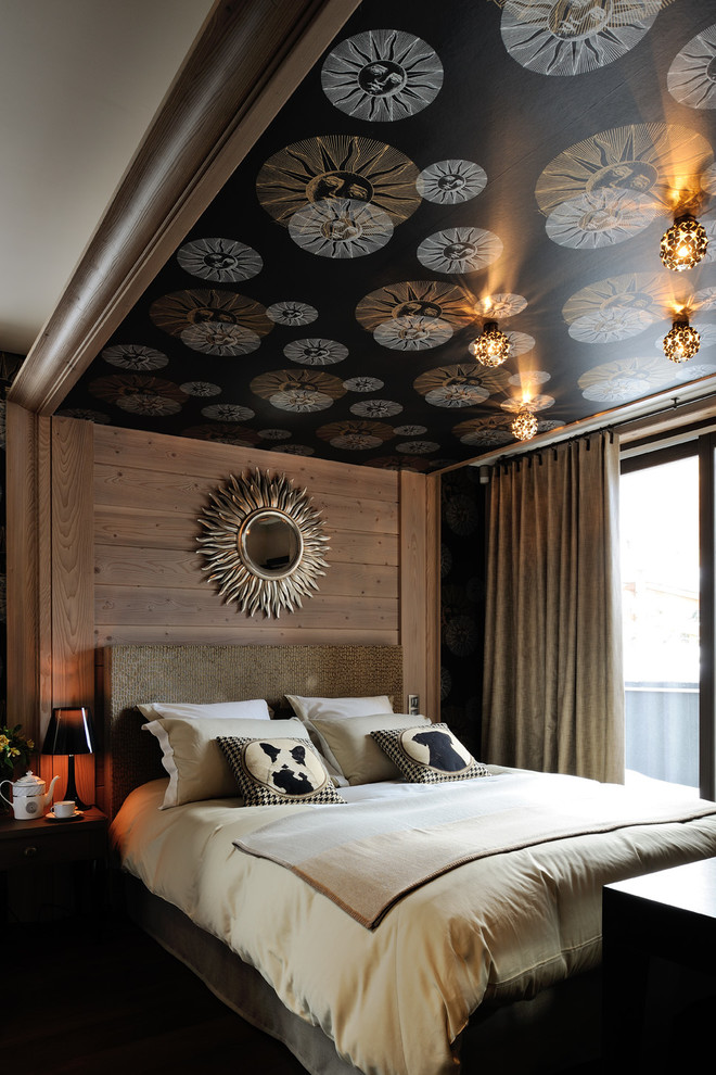 リヨンにある中くらいなトラディショナルスタイルのおしゃれな主寝室 (茶色い壁)